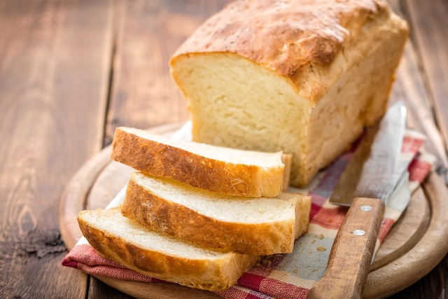 Domowy chleb kukurydziany będzie wyjątkowo puszysty, gdy przygotujecie go na maślance. Dodatkowo można oddzielić białka od żółtek i ubić je na puszystą pianę.