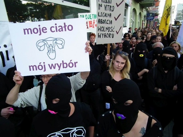Czarny protest przeciwko ustawie antyaborcyjnej przed siedzibą PiS w Poznaniu