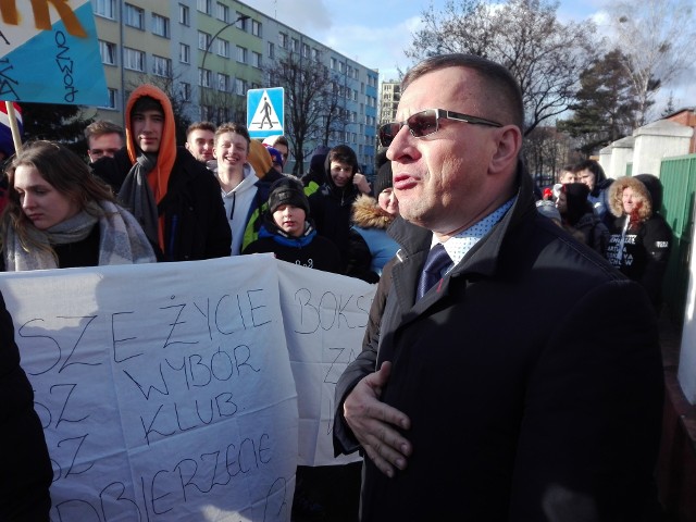 Z siedziby Agencji Mienia Wojskowego we Wrocławiu wyszedł do protestujących wicedyrektor oddziału Artur Zakrzewski