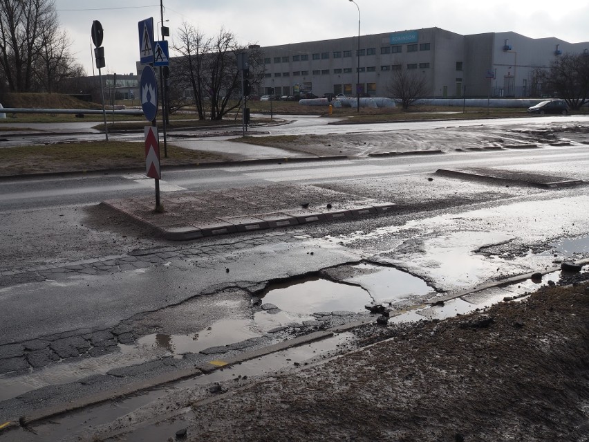 Na ulicę Puszkina znów wróciła niebezpieczna dziura! Dwa tygodnie temu doszło tu do wypadku ZDJĘCIA