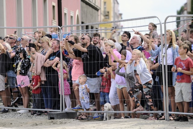 Turystów i mieszkańców nie zraziły ani ploty, ani wielki remont. W sobotę, 6 sierpnia zarówno w specjalnie wyznaczonym miejscu, jak i w przejściach tłumnie oglądano tradycyjny pokaz trykających się koziołków. Ze względu na remont płyty Starego Rynku, najbardziej rozpoznawalną atrakcję Poznania można podziwiać dwukrotnie - tradycyjnie w samo południe i trzy godziny później, o 15. Zobacz zdjęcia tłumów obserwujących koziołki! --->