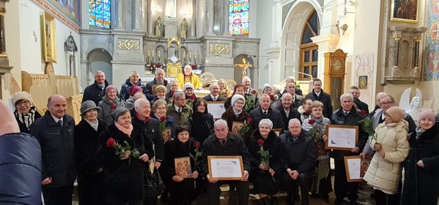 Pary małżeńskie z gminy Białobrzegi świętowały wspólnie Złote Gody podczas uroczystości w kościele parafialnym w Białobrzegach.