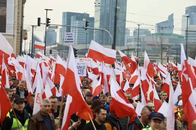 Rolnicy zabrali ze sobą flagi Polski i transparenty.