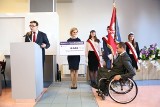 Wzorowy student z Wrocławia dostał czek na 10 tys. złotych (FOTO)