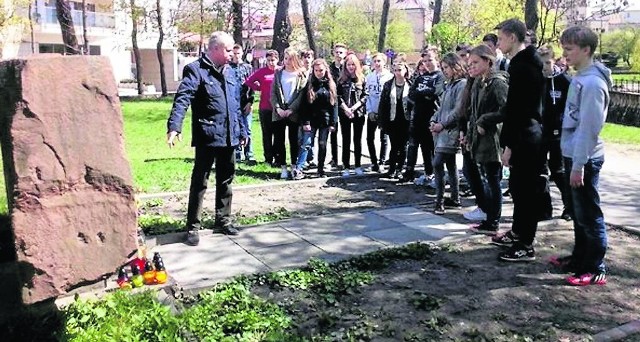 Kielecka młodzież z Gimnazjum numer 6 imienia Tadeusza Kościuszki w Kielcach zapoznawała się z wyjątkową historią pomnika upamiętniającego zamach na Franza Wittka z 15 czerwca 1944 roku.