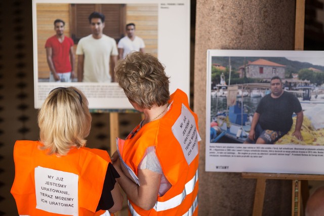 Od poniedziałku 17 września mieszkańcy Słupska mogą oglądać wystawę prezentującą portrety ludzi z greckiej wyspy Lesbos, którzy angażują się w pomoc uchodźcom oraz fotografie samych uchodźców. Wystawę w miejskim ratuszu organizuje Amnesty International.