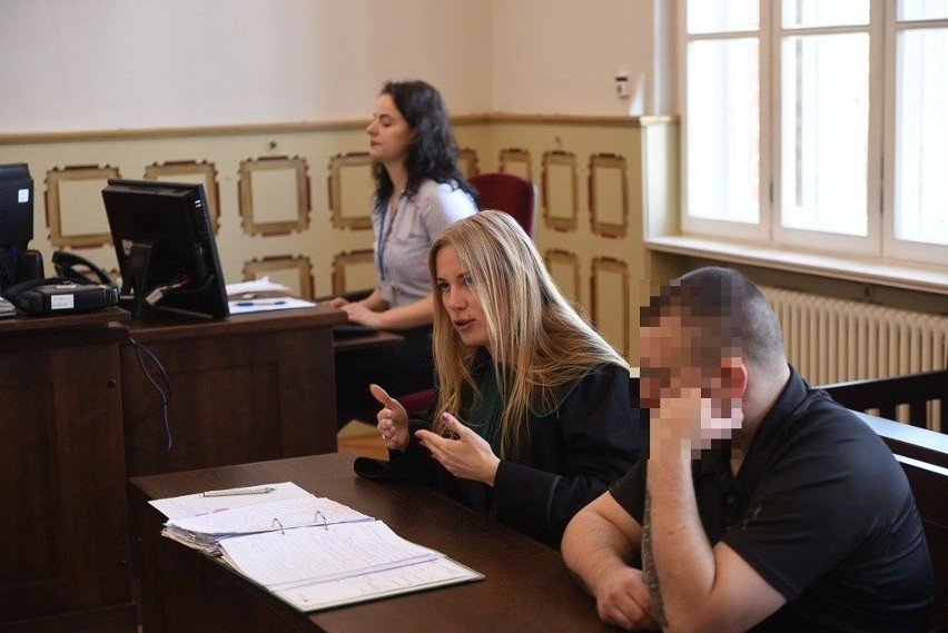 Katarzyna Bórawska podczas procesu oprawcy Fijo.