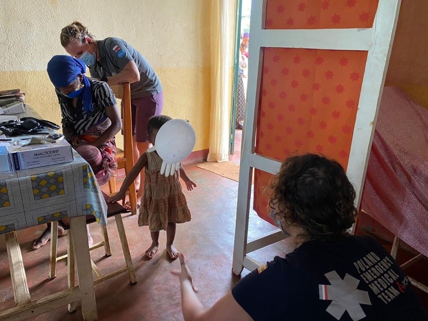Sonia Bonar z Wojewódzkiego Szpitala Zespolonego w Kielcach na misji na Madagaskarze. Pomaga ofiarom cyklonów. Zobacz zdjęcia