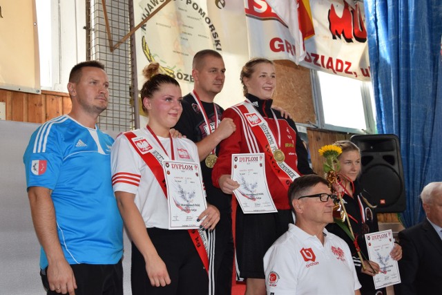 Larysa Sabiniarz (Boxing Team Chojnice, druga od lewej) wywalczyła w Grudziądzu wicemistrzostwo seniorek w boksie. Pierwszy z lewej - jej trener Marcin Gruchała. Na najwyższym stopniu podium - złota medalistka MP Hanna Solecka (Skorpion Szczecin)