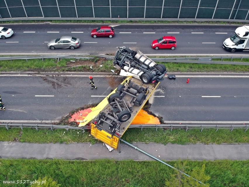 Wypadek na DK1 w Tychach: Dachował TIR