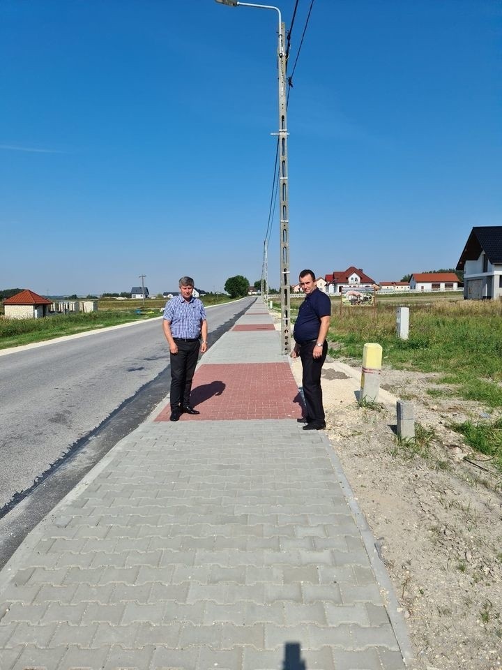 Nowe chodniki przy dwóch drogach powiatowych. To inwestycja za prawie 600 tysięcy złotych (ZDJĘCIA)