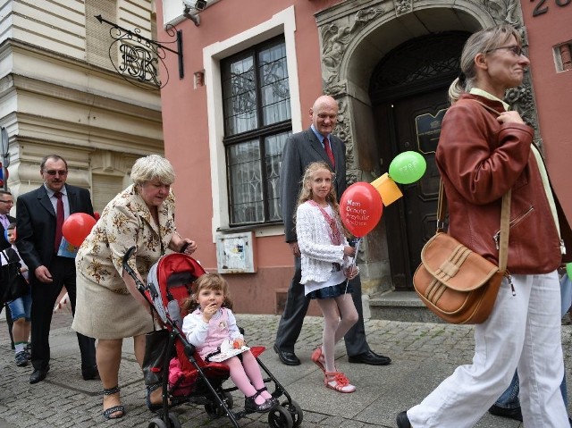 Po zawarciu umów i spotkaniu z władzami Torunia opiekunowie rodzinnych domów wraz z dziećmi wybrali się na lody