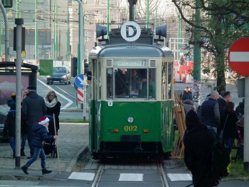 Mikołaj i Gwiazdor na przystanku tramwajowym