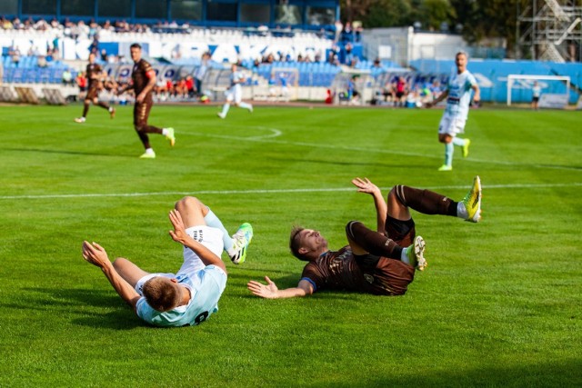 Hutnik Kraków (jasne stroje) nie spisuje się w tym sezonie dobrze. Czy Wigry zdołają zdobyć jego stadion?