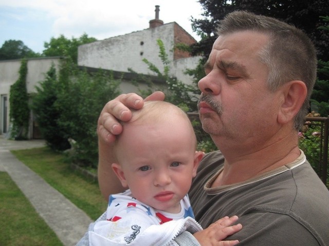 Mały Wiktorek czuje się dobrze pod czujnym okiem rodziców i dziadka Zbigniewa Szmidta. 