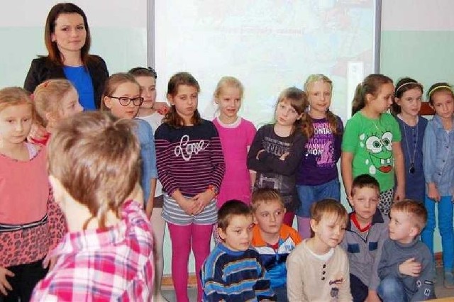 Spotkanie pracownika włoszczowskiej Kasy Rolniczego Ubezpieczenia Społecznego z dziećmi ze szkoły w Krasocinie.