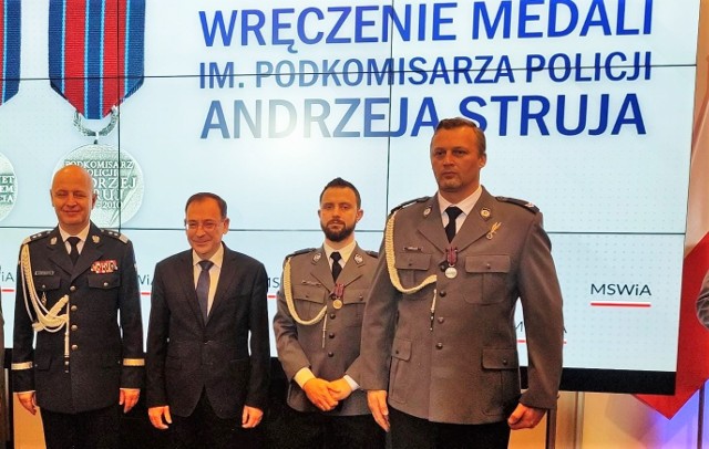 Oświęcimscy policjanci znaleźli się w gronie 86 wyróżnionych w Warszawie medalem podkomisarza Andrzeja Struja