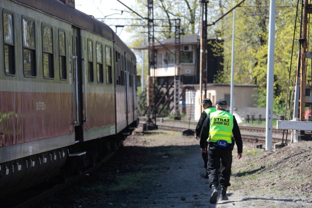 Najgorsze jest to, że złodzieje grasują na czynnych liniach kolejowych &#8211; mimo licznych patroli SOK.