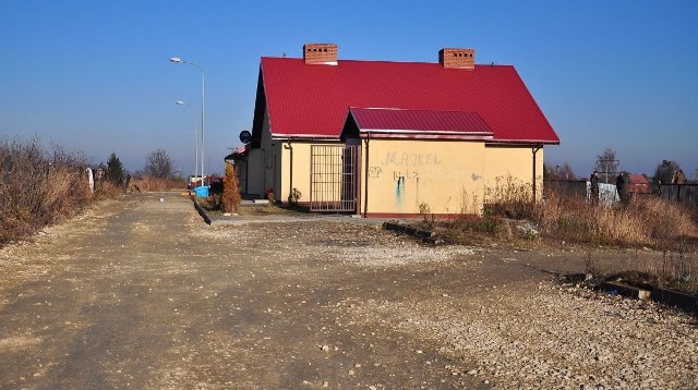 Budynek stanie obok dwóch domów z mieszkaniami socjalnymi, w których mieszkają Romowie.