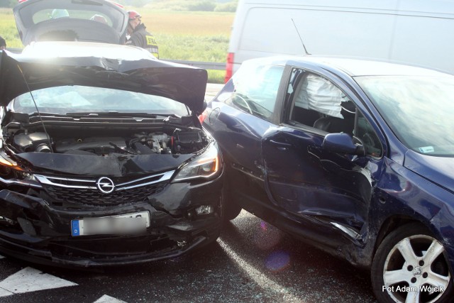 Do wypadku koło Parsowa na drodze krajowej nr 6 doszło około godz. 7:40. Zderzyły się dwa auta osobowe: peugeot i opel. Kierowca peugeota nie ustąpił pierwszeństwa. Kierująca oplem corsą została przewieziona z dwójką dzieci w wieku 7 i 10 lat do szpitala w Koszalinie. Brak utrudnień, opel będzie usunięty z jezdni.Zobacz także: Koszalin: Wypadek na skrzyżowaniu Traugutta/Piłsudskiego