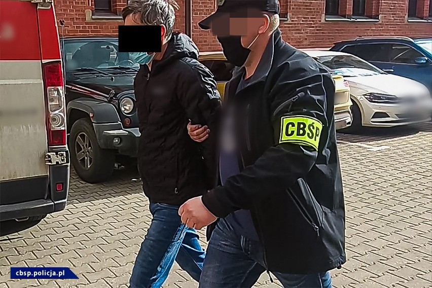 Policjanci z CBŚP rozbili gang narkotykowych dilerów,...