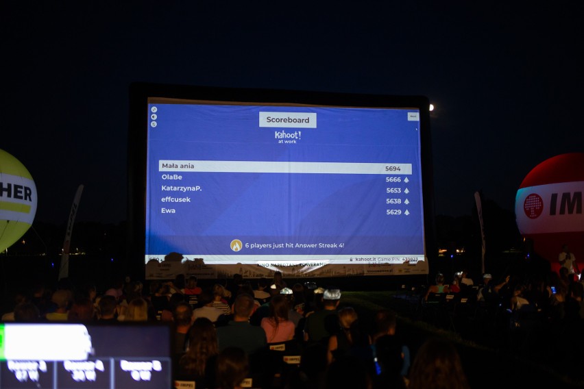 Kraków. Kino rowerowe na błoniach. Tu widzowie pedałują