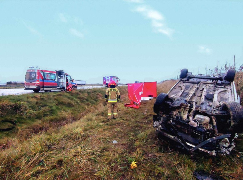 Śmiertelny wypadek w Kruszowie na A1 pod Tuszynem. Auto na dachu, kierowca nie żyje. Co się wydarzyło? ZDJĘCIA