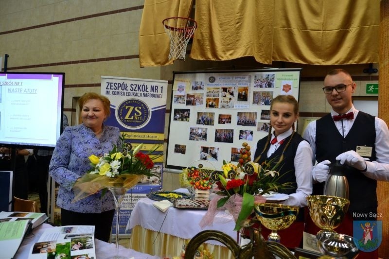 Sądeckie Targi Edukacyjne. W hali MOSiR prezentowały się szkoły średnie z całego regionu [ZDJĘCIA]