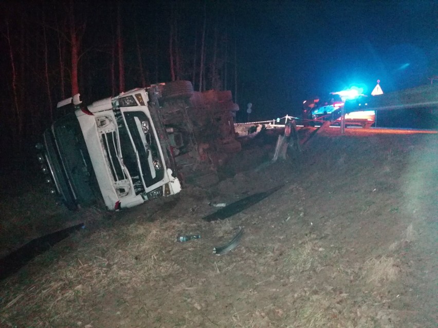 W Sartowicach przewróciła się ciężarówka. Kierowca najprawdopodobniej zasnął w trakcie jazdy