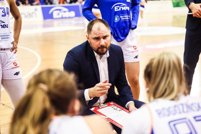 Trener poznańskich akademiczek, Wojciech Szawarski dwoił się i troił, żeby pobudzić swoje podopieczne do lepszej gry, ale tym razem był bezsilny