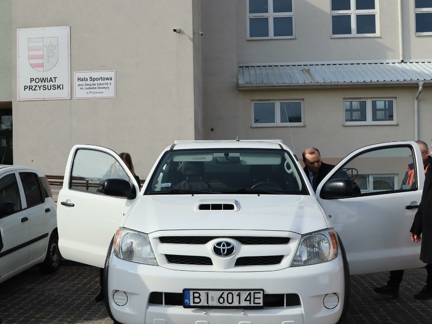 Dwa samochody, fiat i toyota, trafiły do powiatu przysuskiego. Przekazało je PGE Dystrybucja w Lublinie. Zobacz zdjęcia