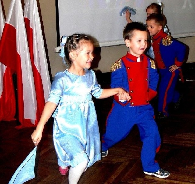 Ostatni Mazur w wykonaniu skarżyskich przedszkolaków podczas imprezy w hotelu Promień.
