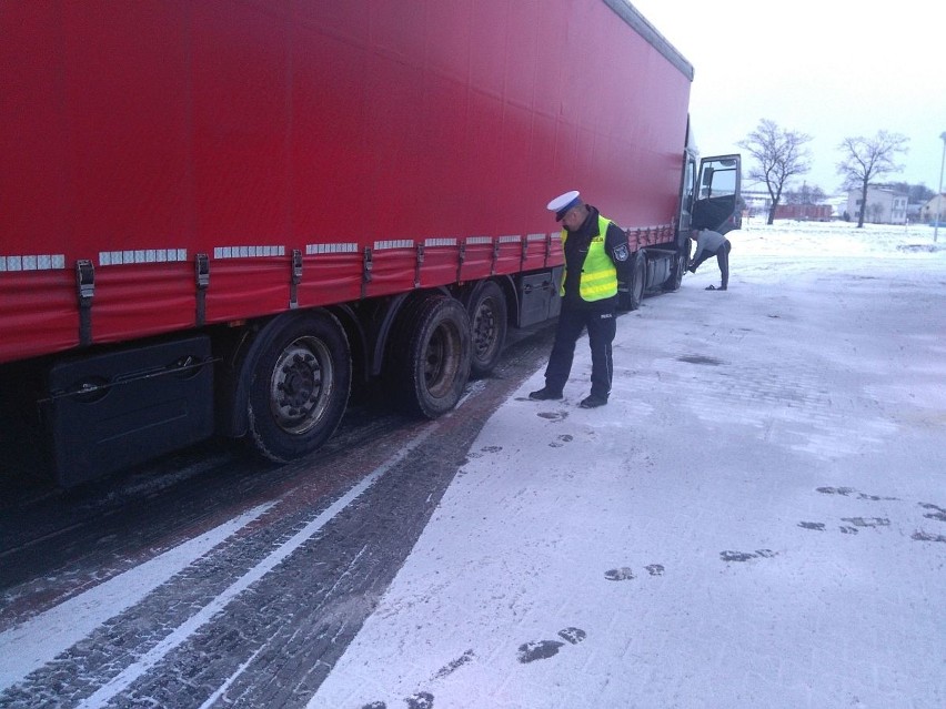 Kierowca zatrzymany w powiecie buskim. Koło wyglądało, jakby zaraz miało odpaść