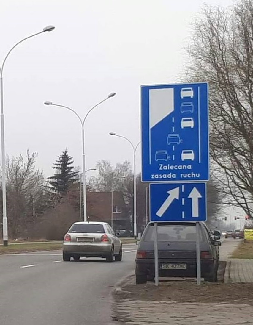 Znaki sugerujące jazdę "na suwak" w Katowicach