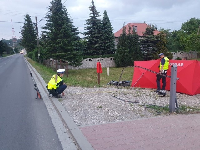 Dramatyczny wypadek miał miejsce w czwartek, 8 czerwca w godzinach popołudniowych w powiecie wielickim. Motocyklista na łuku drogi wypadł z jezdni.