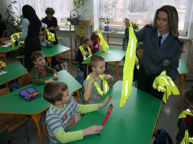 Każdego roku policjanci uczestniczą w spotkaniach z dziećmi w szkołach.