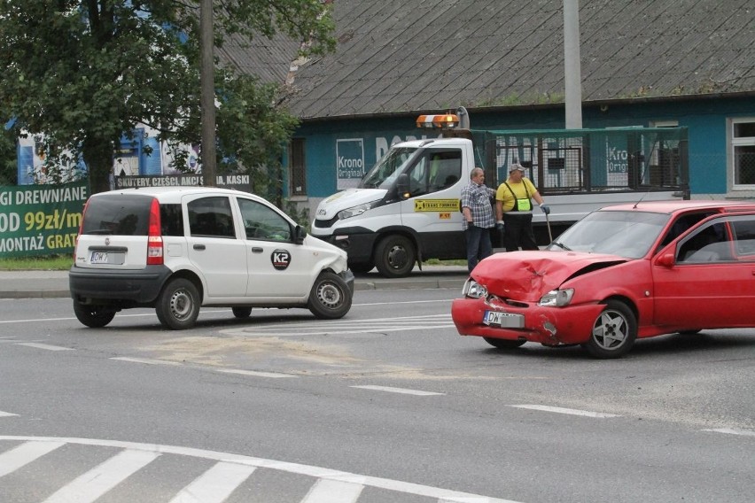 Wypadek na Karmelkowej. Zderzenie 3 aut