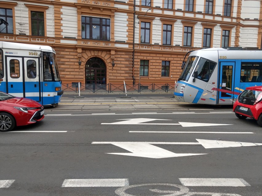 Groźna sytuacja na Podwalu. Dwa tramwaje na jednym torze [FILM]