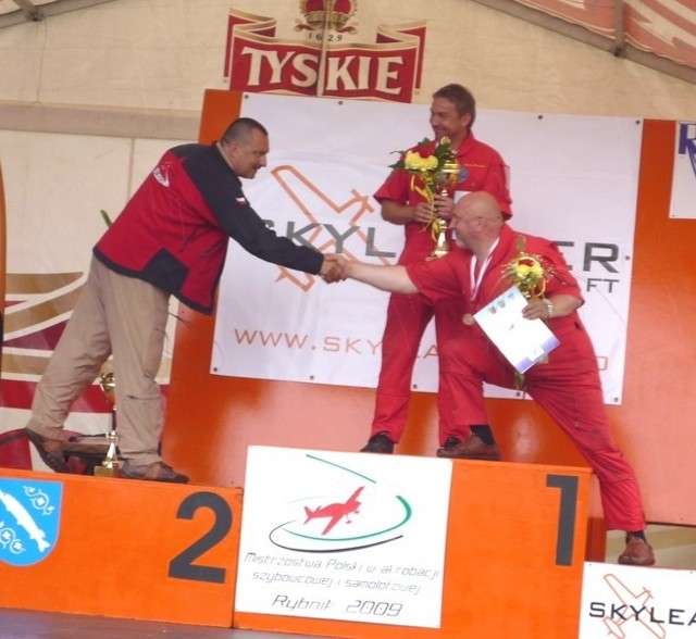 Robert Kowalik (w środku), pilot Aeroklubu Radomskiego wywalczył dziewiąty tytuł mistrza Polski w akrobacji samolotowej. Brązowy medal zdobył jego klubowy kolega Ireneusz Jesionek (z prawej)