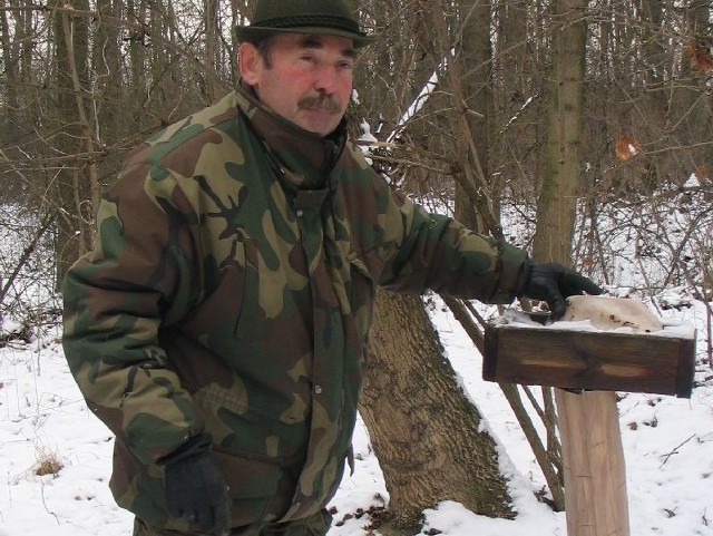 Ryszard Madej z Koła Łowieckiego Nadwiślańskie, zapełnia jeden z wielu paśników, jaki znajduje się w lesie zwierzynieckim pod Tarnobrzegiem.