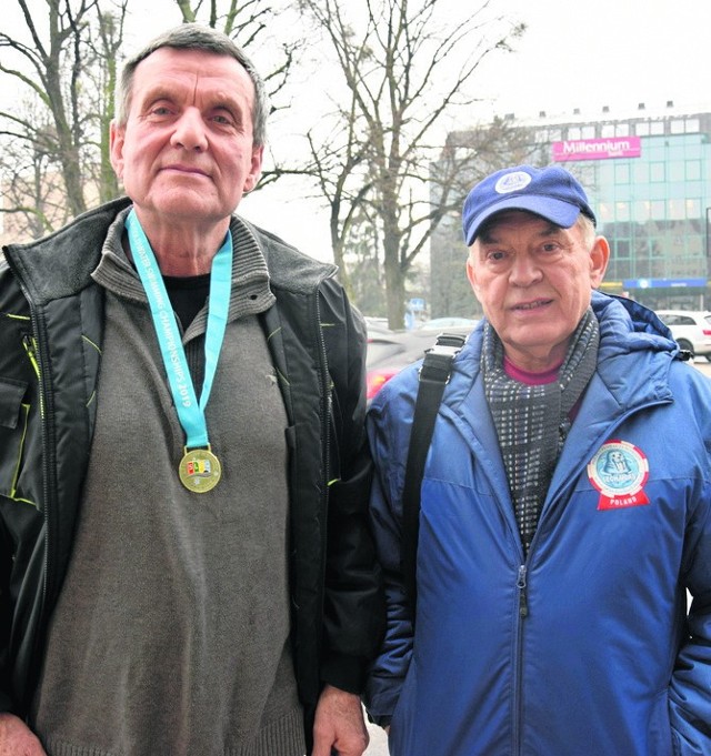 Edward Witas z medalem zdobytym w Londynie. Na zdjęciu wraz z prezesem Lechem Bednarkiem