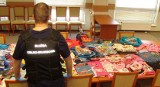 Łomża. Funkcjonariusze Krajowej Administracji Skarbowej zajęli podrabianą odzież dziecięcą w Szczuczynie 