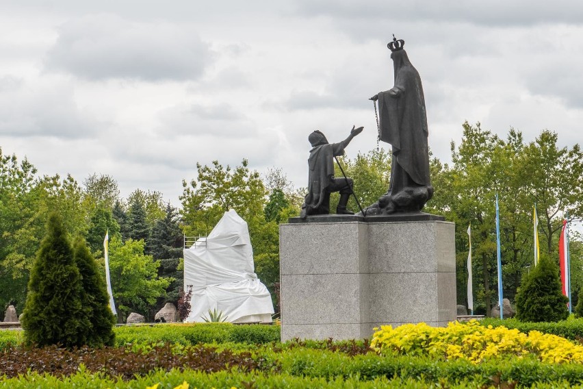 Pomnik księdza Makulskiego (po lewej) został zasłonięty...