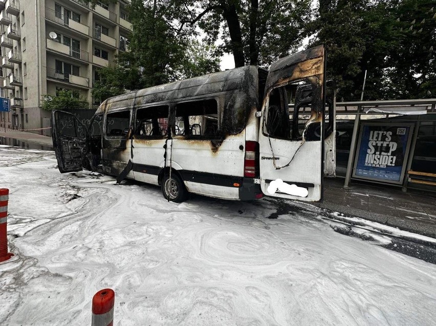 Kierowca oraz pasażerowie opuścili pojazd niestety bus...