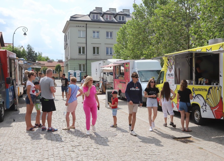 Dużo ludzi przyszło w sobotę na Food Truck Festivals w Białobrzegach, który odbywa się na placu Zygmunta Starego. Zobaczcie zdjęcia