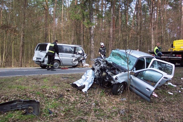 Jadący od strony Nowogardu opel wyprzedzał cysternę. Manewr zakończył się prawidłowo, kobieta wjechała na swój pas. Nagle z niewiadomych przyczyn pojazd zjechał na przeciwny pas ruchu. Z naprzeciwka nadjeżdżała skoda felicia, jej kierowca widząc zagrożenie wjechał w pole. Za skodą jechało vito. Doszło do zderzenia. 36-letnia Marta P. zmarła w kilka chwil po wypadku.