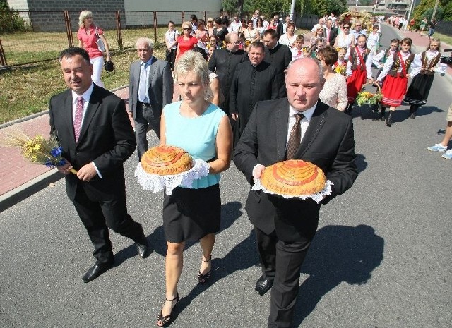 Na czele korowodu szli: wójt Bieliny Sławomir Kopacz oraz starostowie dożynek - Justyna Gawęcka i Dariusz Kowalczyk.