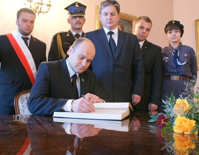 Prezydent Andrzej Kosztowniak złożył wpis w księdze kondolencyjnej w Pałacu Prezydenckim.