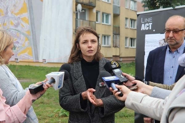 Spektakl na linach, na tle nowych murali na wieżowcach przy ul.Morcinka 2 i 4 na łódzkim Zarzewie