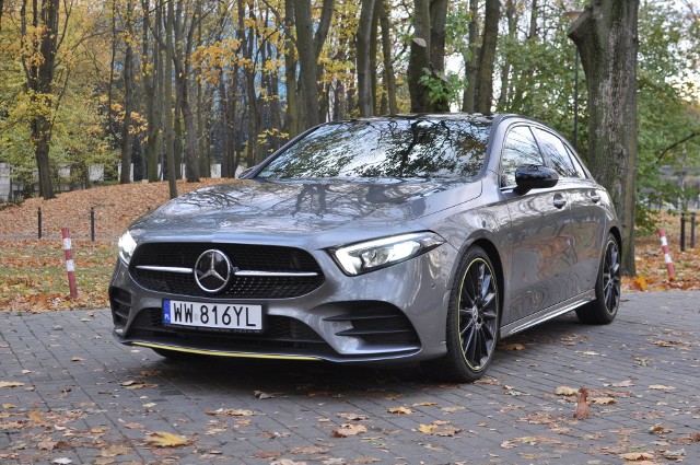 Klasa A o oznaczeniu fabrycznym W177 to jedna z ważniejszych premier motoryzacyjnych 2018 roku. Kompakt Mercedesa nieco urósł, zyskał bardziej agresywny wygląd, nowe silniki i systemy pokładowe. W Motofaktach sprawdziliśmy 1,33-litrową wersję A200 AMG Edition 1 o mocy 163 KM.Fot. Jakub Mielniczak